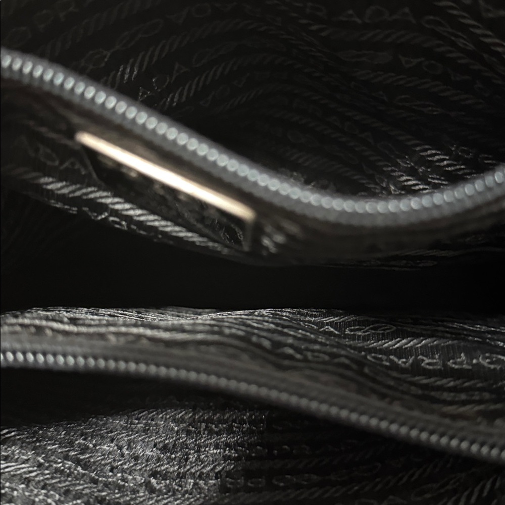 đź–¤Prada Milano Black Patent Toteđź–¤ - Picture 8 of 9